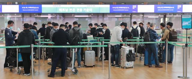 지난 5월 한국 기업인들이 베트남 정부로부터 특별입국 허가를 받고 인천국제공항에서 출국 수속을 진행하고 있다. 영종도=연합뉴스