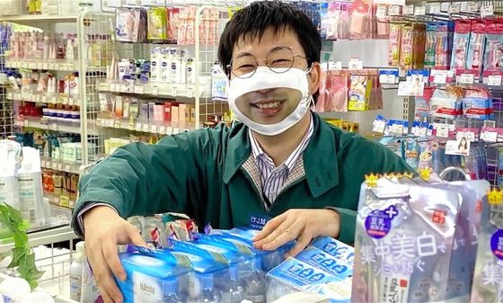일본 우에노에 있는 할인매장 타케야의 직원이 스마일 마스크를 착용하고 있다. [유튜브 캡처]
