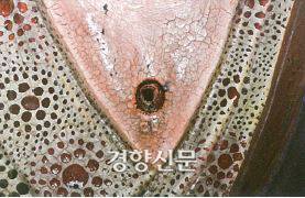 희랑대사상의 가슴에 작은 구멍(지름 1.6㎝, 깊이 약 8㎝)이 나있다. 화엄삼매(마음의 고요한 경지) 때 빛을 발한 자취라는 설이 있고, 해인사에 모기가 들끓자 희랑대사가 스스로 가슴에 구멍을 뚫어 모기들에게 피를 보시했다는 구전도 전해진다. |해인사 소장