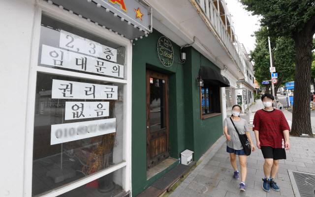정부가 코로나19 재확산에 따른 사회적 거리두리 2.5단계를 시행하면서 음식점 등 자영업 매출이 급락하고 있는 가운데 1일 서울 시내 핵심 상권 중 하나인 삼청동의 한 가게가 문앞에 ‘권리금 없음’이라는 안내문을 붙여 놓고 새 주인을 찾고 있다. /권욱기자