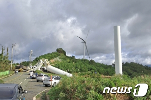태풍 '마이삭'을 영향으로 경남 양산시 에덴벨리 인근에 설치돼 있던 풍력발전기 1기가 쓰러졌다. © 뉴스1