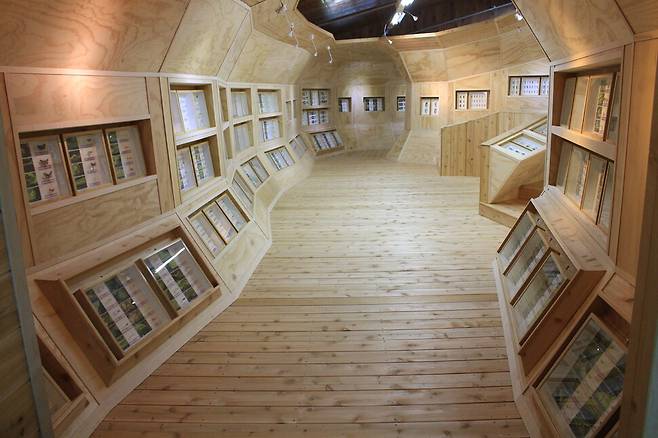 장차 생물 자원화에 대비해 액침 표본을 보관한 애벌레 소재 은행 내부 모습.