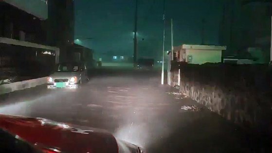 제9호 태풍 '마이삭'이 통과한 2일 밤 제주시 삼도동 해안마을이 침수됐다. 뉴스1