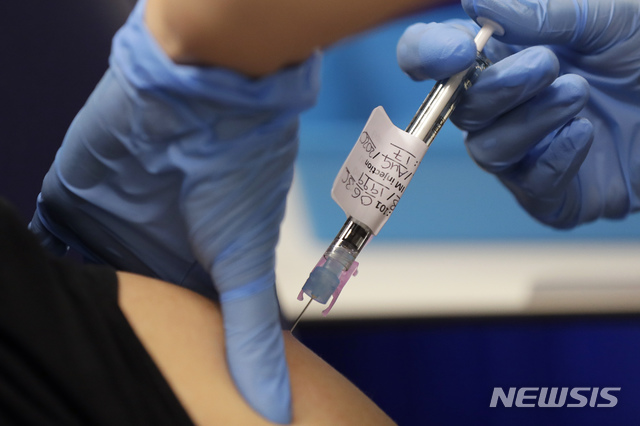 [런던=AP/뉴시스]지난 5일 런던의 한 클리닉에서 자원봉사자 1명이 임페리얼 칼리지 백신 시험의 일환으로 시험용 백신을 접종받고 있다. 2020.8.28