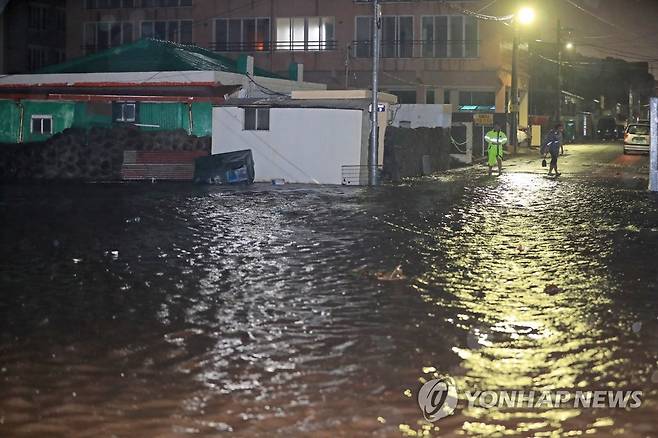 침수된 제주시 해안가 주택가 (제주=연합뉴스) 박지호 기자 = 태풍 마이삭이 퍼부은 폭우에 만조 현상까지 겹쳐 2일 밤 제주시 삼도2동 119센터 인근 저지대 주택 여러 채가 침수됐다. 사진은 3일 새벽 물에 잠긴 삼도2동 골목길의 모습. 2020.9.3 jihopark@yna.co.kr