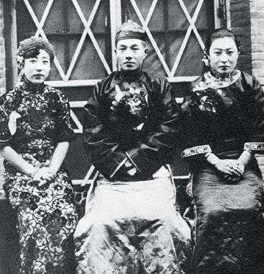 가와시마 요시코(왼쪽)는 만주군 참모장 간주르자브(가운데)와 짧은 결혼 생활을 한 적이 있었다. 1933년 11월 18일 다롄(大連).