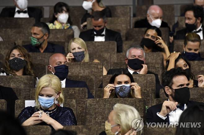사회적 거리를 둔 채 마스크를 착용한 베네치아 국제영화제 참석자들. 2020.9.2. [EPA=연합뉴스]