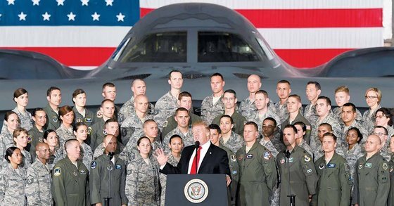 2017년 9월 도널드 트럼프 미국 대통령이 워싱턴DC 인근 앤드루스 공군기지에서 핵무기 공격에 투입하는 B-2 전략폭격기 앞에서 연설하고 있다. [신화=연합뉴스]