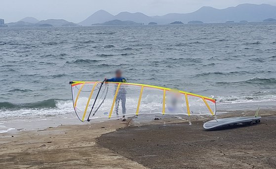 지난달 26일 제8호 태풍 '바비'가 전남으로 접근하던 중 전남 여수시 소호요트장 인근에서 서핑을 즐기다 적발된 서핑족. 사진 여수해양경찰서