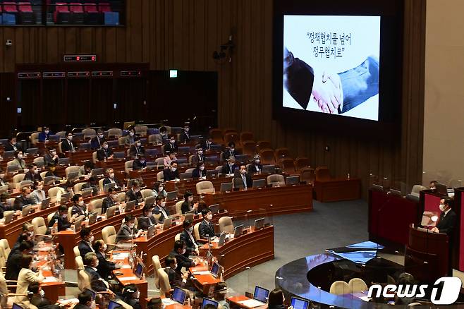 이낙연 더불어민주당 대표가 7일 서울 여의도 국회에서 열린 본회의에서 교섭단체 대표연설을 하고 있다. 2020.9.7/뉴스1 © News1 박세연 기자