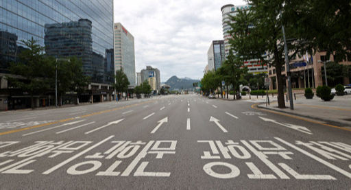 주말인 6일 오후 서울 광화문광장과 세종대로 일대가 한산하다. 연합뉴스