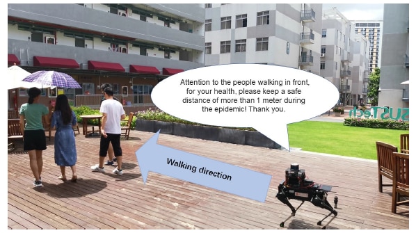 중국 남방과기대에서 로봇개가 사람들에게 다가가 사회적 거리두기를 r권고하는 모습. 실험 당시 코로나 확진자가 발생하지 않아 경각심이 덜 한 상황이었지만  사람들은 절반 이상이 로봇개의 권고를 따랐다./중국 남방과기대