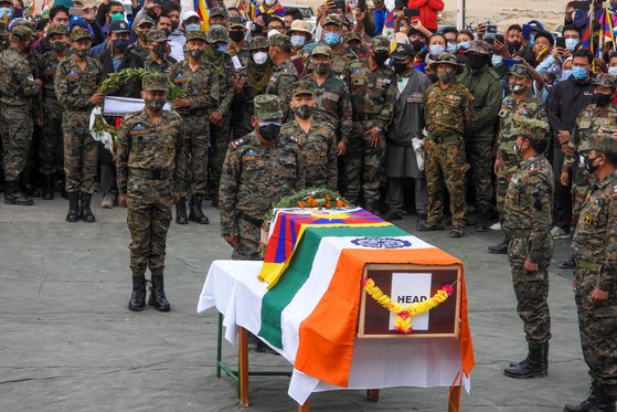 7일(현지시간) 인도 군인들이 최근 중국과의 충돌로 사망한 인도 군인의 장례를 치르고 있다. [AFP=연합뉴스]