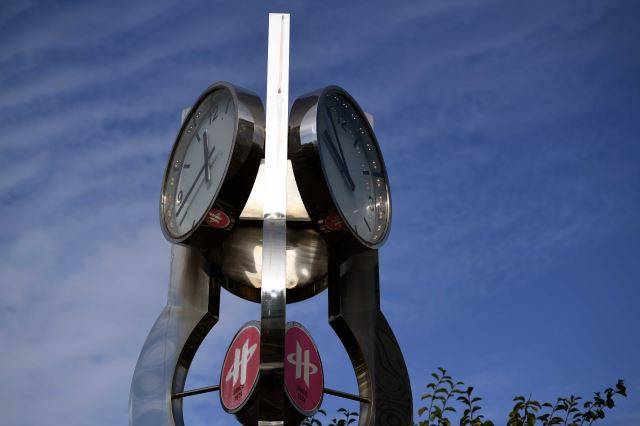 전북 군산 서해대 교내 시계탑의 두 시계가 지난달 25일 서로 다른 시각을 보여주고 있다. 서해대는 지난 3월 교육부에 자진폐교를 요청했다. 군산=윤성호 기자