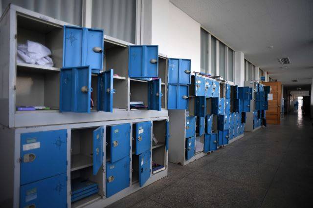 지난달 25일 전북 군산 서해대 성원관 강의실 앞 복도에 개인 사물함이 문이 열린 채 방치돼 있다. 사물함에는 학생들이 버리고 간 오래된 교재와 학용품이 흐트러져 있다. 군산=윤성호 기자