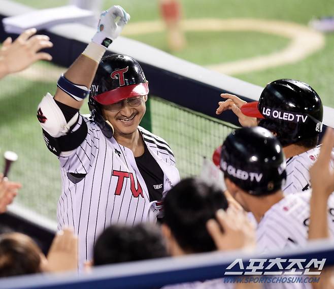 3일 NC 다이노스와의 홈경기에서 LG박용택이 8회말 역전 3점홈런을 쏘아 올리고 덕아웃을 흥분의 도가니에 빠뜨리고 있다.