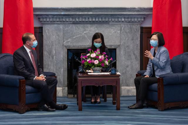 차이잉원(오른쪽) 대만 총통이 지난달 알렉스 에이자 미국 보건복지부 장관과 총통부 청사에서 환담하고 있다. EPA 연합뉴스