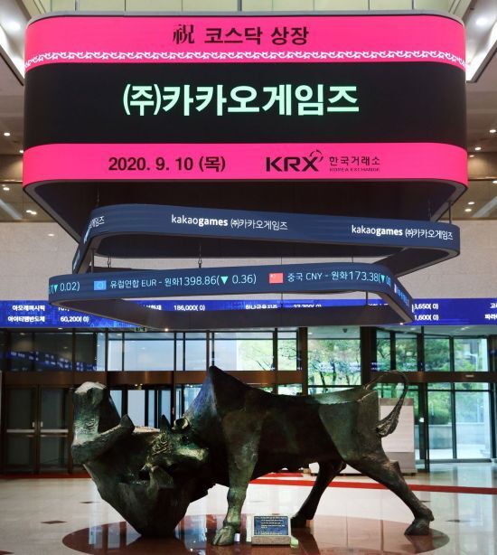 카카오게임즈 코스닥상장 기념식이 열린 10일 한국거래소 긴관로비 전광판에 환영문구가 게시돼 있다 (사진= 한국거래소)