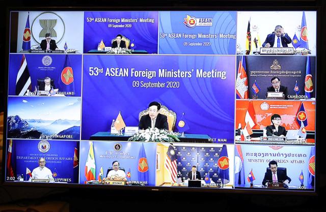 9일(현지시간) 화상으로 개막한 '제53차 아세안(ASEAN·동남아시아국가연합) 외교장관회의'를 주재하는 모습이 화면에 비치고 있다. 연합뉴스