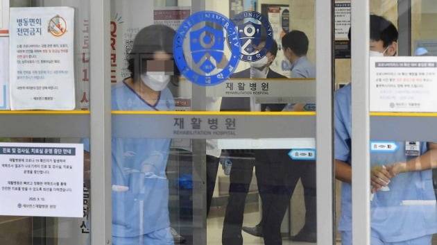 서울 서대문구 신촌 세브란스병원 재활병원에서 신종코로나바이러스감염증(코로나19) 확진자가 17명 발생한 가운데 10일 오후 재활병원에서 병원 관계자들이 분주히 움직이고 있다./김범준기자 bjk07@hankyung.com