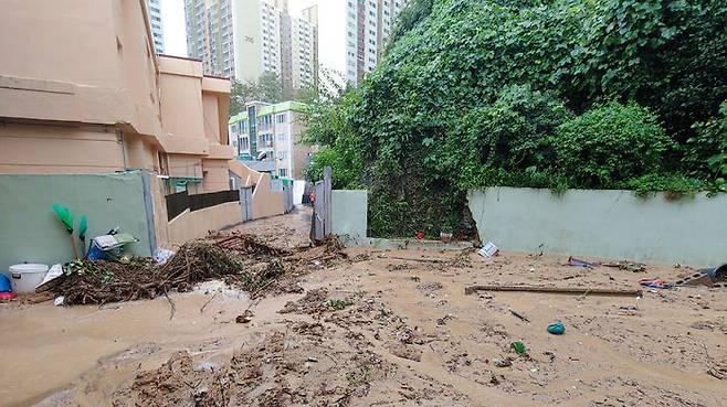 7일 오전 제10호 태풍 하이선이 지나간 부산 부산진구에서 산사태가 발생해 인근 주택을 덮친 모습. (사진=부산소방재난본부 제공, 연합뉴스)