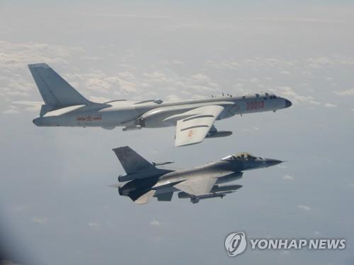 중국 군용기 근접 감시하는 대만 F-16(아래) [EPA=연합뉴스 자료사진]