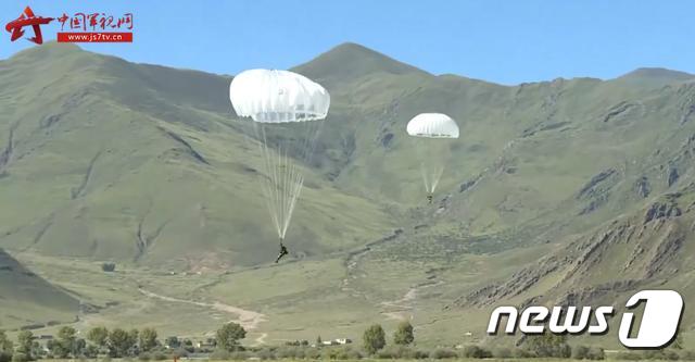 중국군이 최근 관영매체를 통해 인도 접경지인 티베트 지역에서 특수부대 공수강하 훈련을 실시하는 영상을 공개했다. (중국군시망(군사TV) 캡처) © 뉴스1