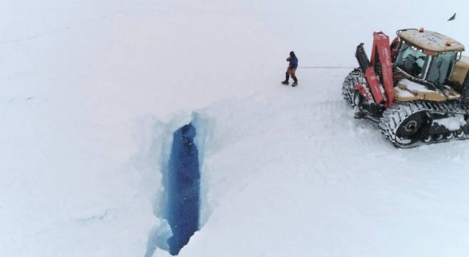 히든 크레바스는 절벽 위로 눈이 덮여 있어 맨눈으로 확인할 수 없다. 사진은 갑자기 절벽 아래로 눈이 떨어지며 모습이 드러난 히든 크레바스다. 극지연구소 극지기술개발지원부 제공