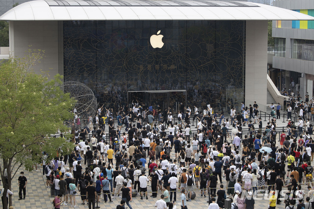 17일 중국 베이징 싼리툰 거리에서 애플의 플래그십 매장이 새로이 문을 열면서 몰려든 애플 팬들이 환호하고 있다. / 사진 = AP 뉴시스