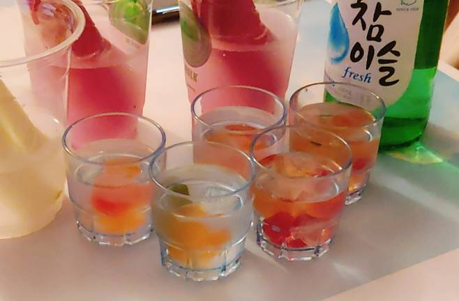 메로나, 폴라포 스크류바, 젤리 등을 소주에 넣은 모습. (사회적 거리두기 2단계 시행 전인 8월7일에 촬영한 사진입니다.) /사진=이영민 기자