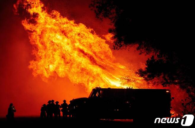 9일(현지시간) 미국 캘리포니아주 오로빌에서 발생한 산불 '베어 파이어'의 화염이 치솟고 있다. © AFP=뉴스1