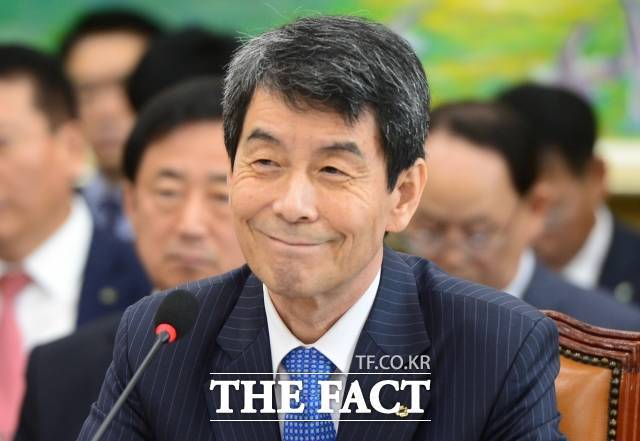 이동걸 산업은행 회장이 연임에 성공하며 3년간 산업은행을 더 이끌게 됐다. /더팩트 DB