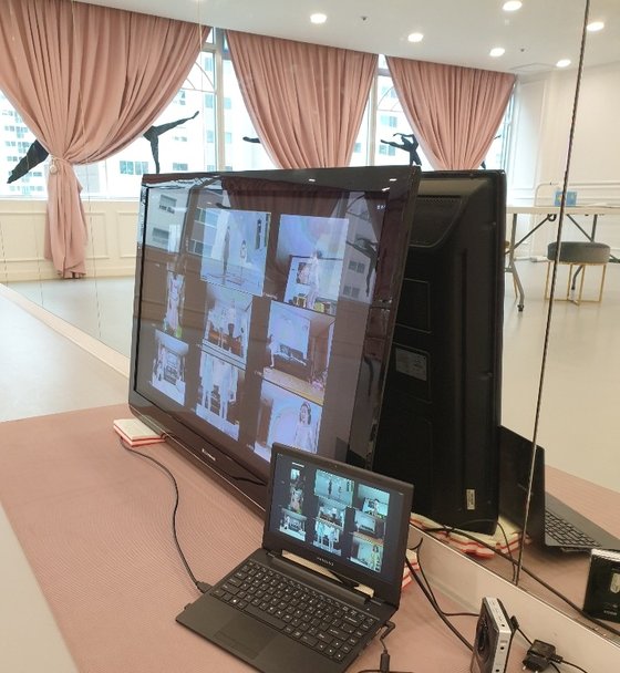 남양주 라끄발레학원은 온라인 수업을 진행하기 위해 대형 티비를 설치했다. [독자 제공]
