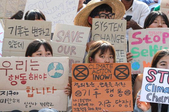 지난해 5월 서울 종로구 세종문화회관 앞에서 한국청소년기후소송단 회원들이 '524 청소년 기후행동 기후변화 대응 촉구 집회'를 진행하는 모습입니다. 청년 기후변화 활동가들은 "최근 몇 년 새 규모가 작은 청년 기후변화 단체들이 조금씩 늘고 있다"고 전했죠. 뉴스1