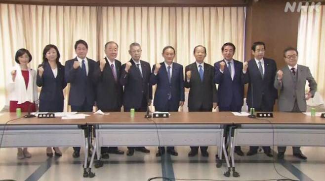 스가 요시히데(오른쪽 5번째) 일본 자민당 새 총재가 15일 주요 당직 인사를 발표했다. | NHK 화면 캡처