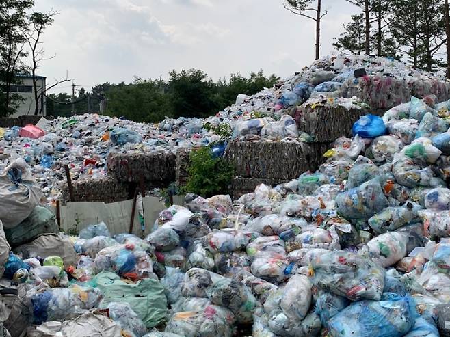 10일 서울 강동구에 위치한 한 재활용 폐기물 중간 집하장의 모습. 폐기물들이 가득 쌓여있다./사진=이강준 기자