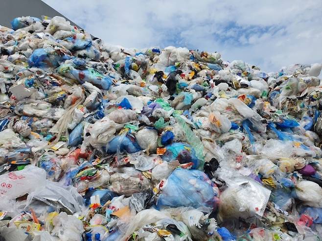 A씨가 근무하는 선별 시설에서 선별 작업 후 남은 재활용이 불가능한 비닐 등 폐기물 /사진=정경훈 기자