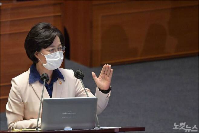추미애 법무부 장관이 14일 오후 서울 여의도 국회에서 열린 본회의에서 대정부 질의에 답하고 있다. 박종민기자
