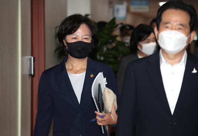 추미애(왼쪽) 법무부 장관이 15일 정부서울청사에서 열린 국무회의에 참석하고 있다. 연합뉴스