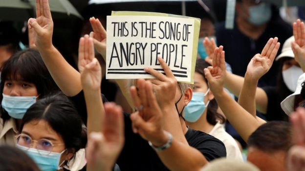 태국 왕정 개혁을 촉구하는 세 손가락 의례. ‘화 난 민중의 노래’란 구호가 눈에 띈다.로이터 자료사진