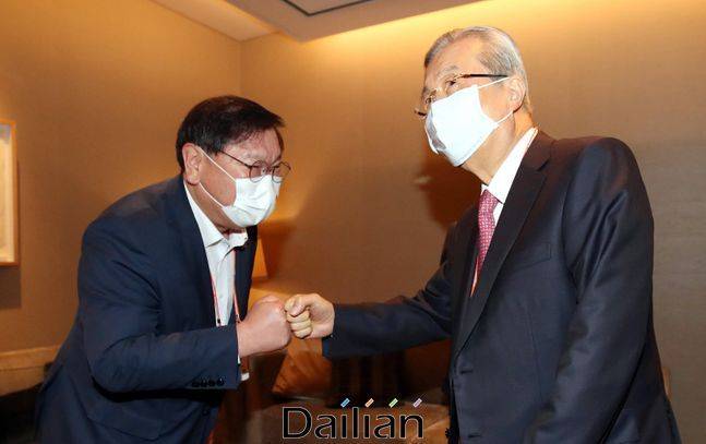 김종인 국민의힘 비상대책위원장과 김태년 더불어민주당 원내대표가 16일 서울 장충동 신라호텔에서 열린 제21회 세계지식포럼 개막식에 참석해 주먹인사를 하고 있다.ⓒ데일리안 박항구 기자