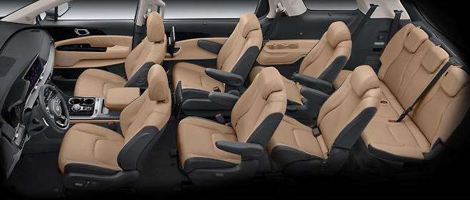 신형 카니발 9인승의 실내.