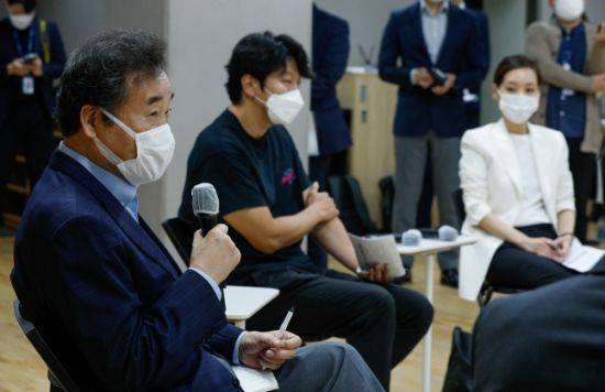 이낙연 더불어민주당 대표가 20일 오후 서울 종로구 세종문화회관을 찾아 신종 코로나바이러스 감염증 사태로 위기를 맞은 공연예술 현장 관계자들과 간담회를 하고 있다. 이 대표 오른쪽은 배우 김수로씨./사진=연합뉴스