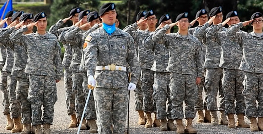 주한 미군부대 한국군지원단(카투사) 창설 60년 의장행사에서 카투사 장병들이 경례를 하고 있다./연합뉴스
