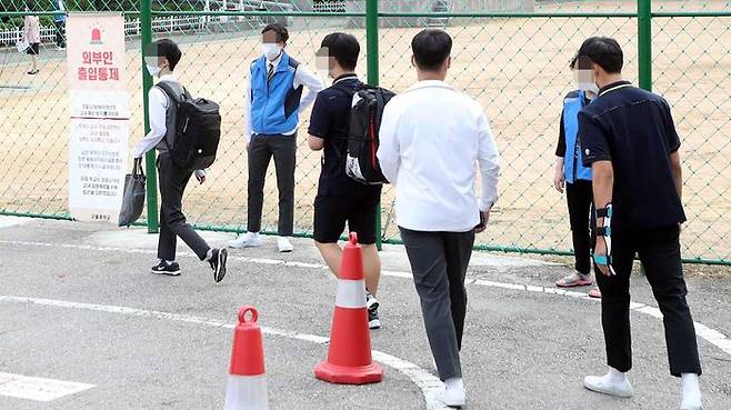 수도권 지역 유·초·중·고 학생들의 등교가 재개된 21일 오전 인천시 남동구 한 중학교에서 학생들이 등교하고 있다. (사진=연합뉴스)