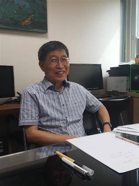 한국시인협회 사무실에서 만난 이준관 시인은 서글서글한 웃음을 지으며 자신의 살아온 길을 얘기해주었다.