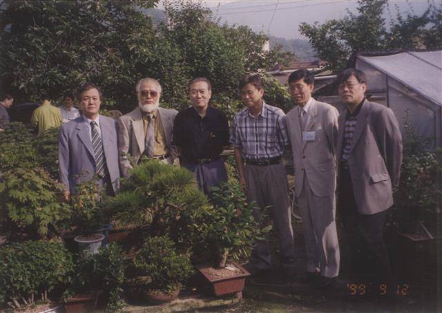 1999년 9월 김달진 생가에서. 박종해·박희진·황동규·이성선·이준관·박찬 시인. 박찬 시인은 서울신문 문화부 기자이기도 했다.