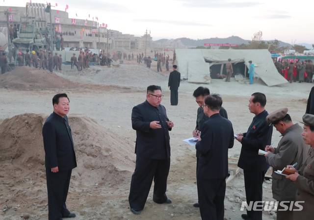 【서울=뉴시스】김정은 북한 국무위원장이 원산갈마해안관광지구 건설현장을 시찰했다고 조선중앙TV가 1일 보도했다. 2018.11.01. (사진=조선중앙TV 캡처) photo@newsis.com