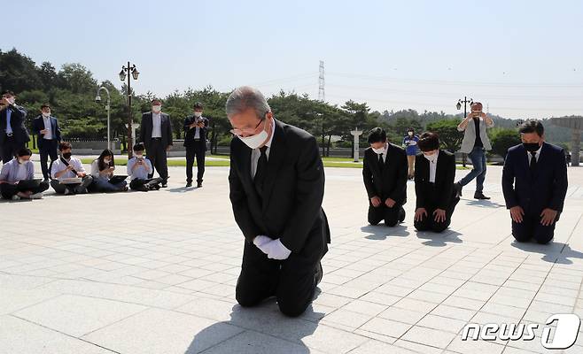 김종인 미래통합당 비상대책위원장이 지난 8월19일 오전 광주 북구 국립5·18민주묘지에서 무릎 꿇고 참배하고 있다. /뉴스1 © News1 한산 기자