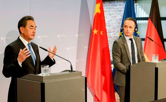 왕이(왼쪽) 중국 외교담당 국무위원이 1일 독일 베를린에서 하이코 마스 독일 외교장관과 회담을 마친 뒤 공동 기자회견을 하고 있다. 베를린=AFP 연합뉴스